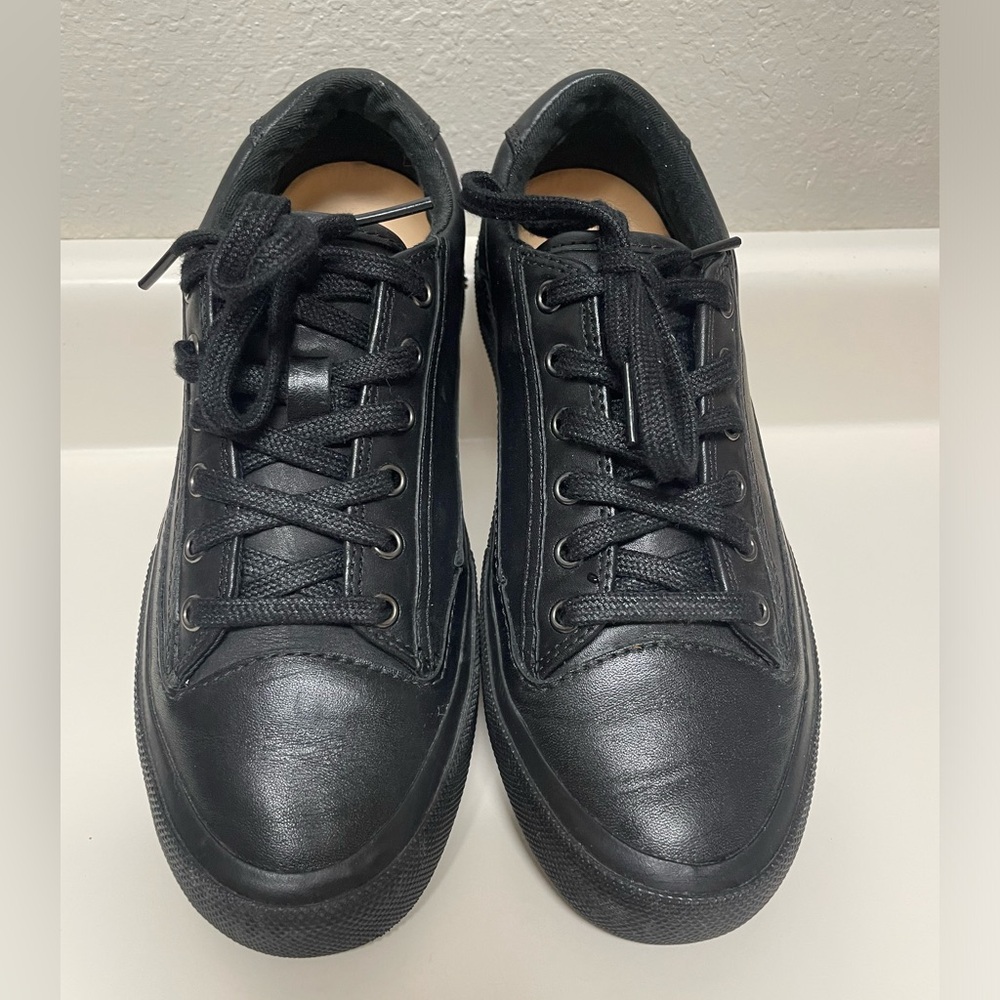 Women’s size 7 Clarks Roxby Black Leather Lace up sneakers/tennis shoes